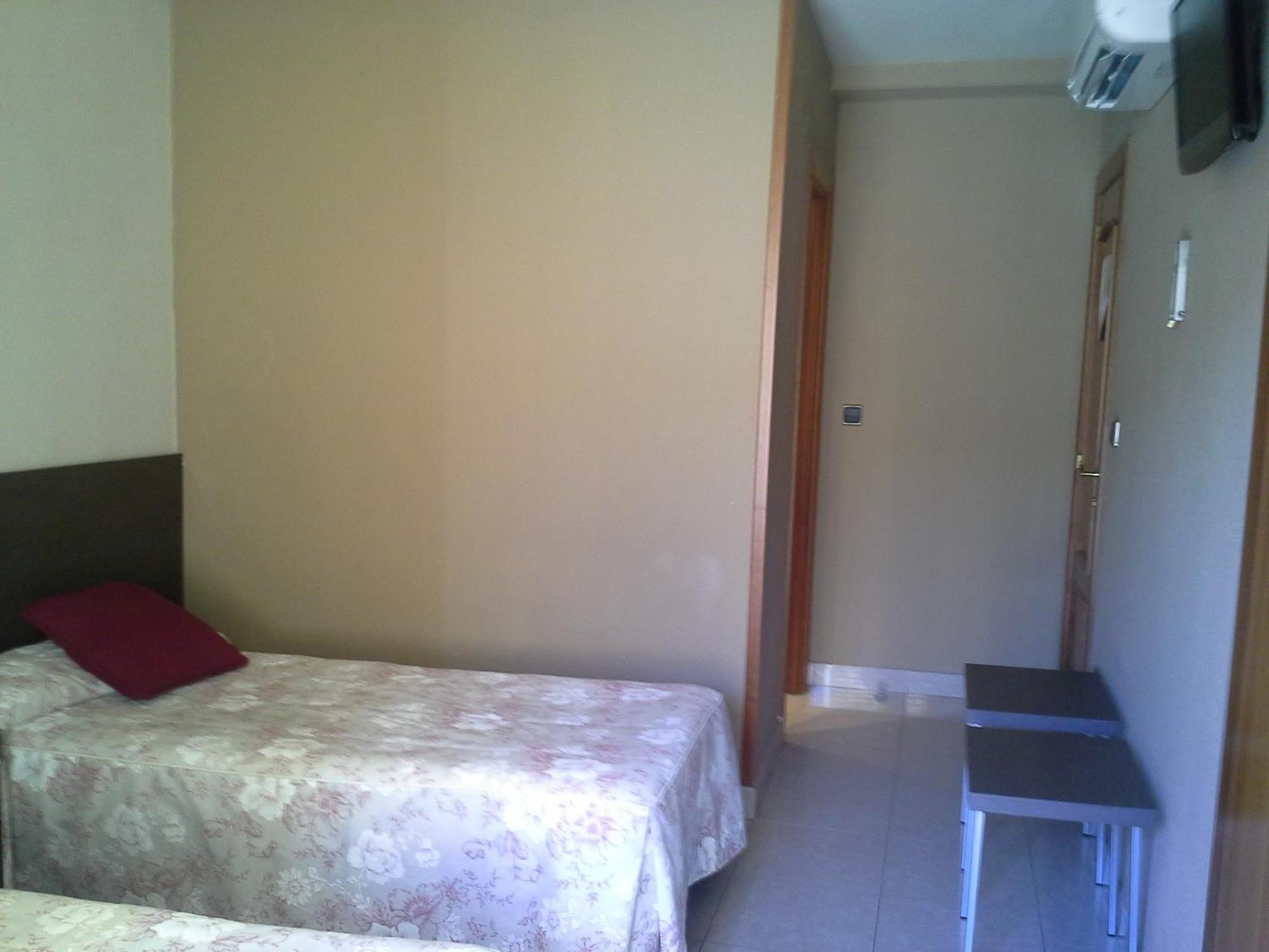 Hostal Cafeteteria Goya Барбастро Номер фото